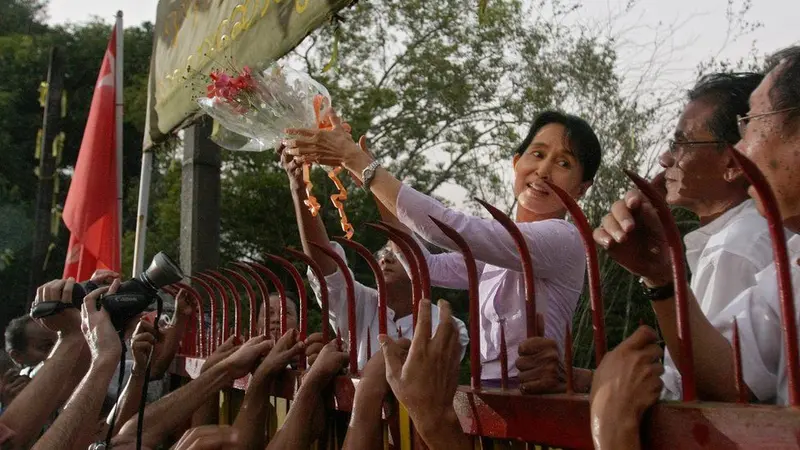 Banyak orang menyambut Aung San Suu Kyi setelah dibebaskan dari tahanan rumah pada tahun 2010. (AFP)