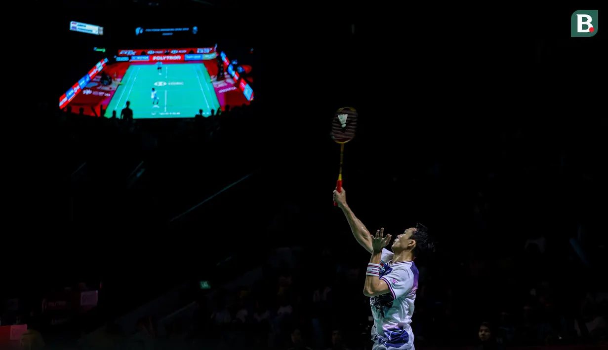 Pebulu tangkis tunggal putra Indonesia, Jonatan Chirstie memukul kok ke arah wakil Thailand, Panitchaphon Teeraratsakul dalam laga semifinal Indonesia Open 2026 di Istora Senayan, Jakarta, Sabtu (06/06/2026). (Bola.com/Bagaskara Lazuardi)