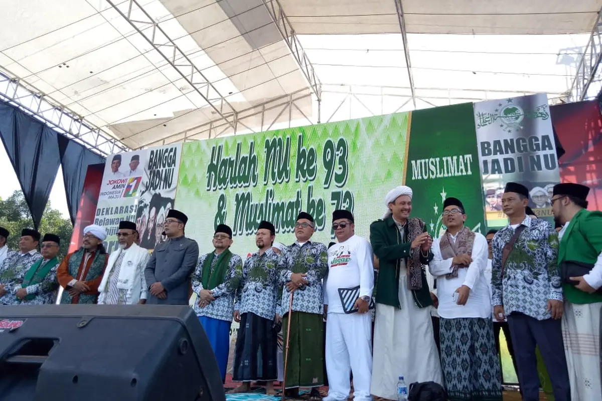 Gubernur Ridwan Kamil tampak berada di deretan para kiai, ulama Garut saat deklarasi pemenangan Jokowi kemarin