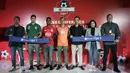 Perwakilan Shopee, EMTEK dan klub, foto bersama saat konferensi pers launching official merchandise 5 klub di Holywings, Jakarta, Selasa (23/7). Shoppe hadirkan official shop  dari 5 klub Liga 1.