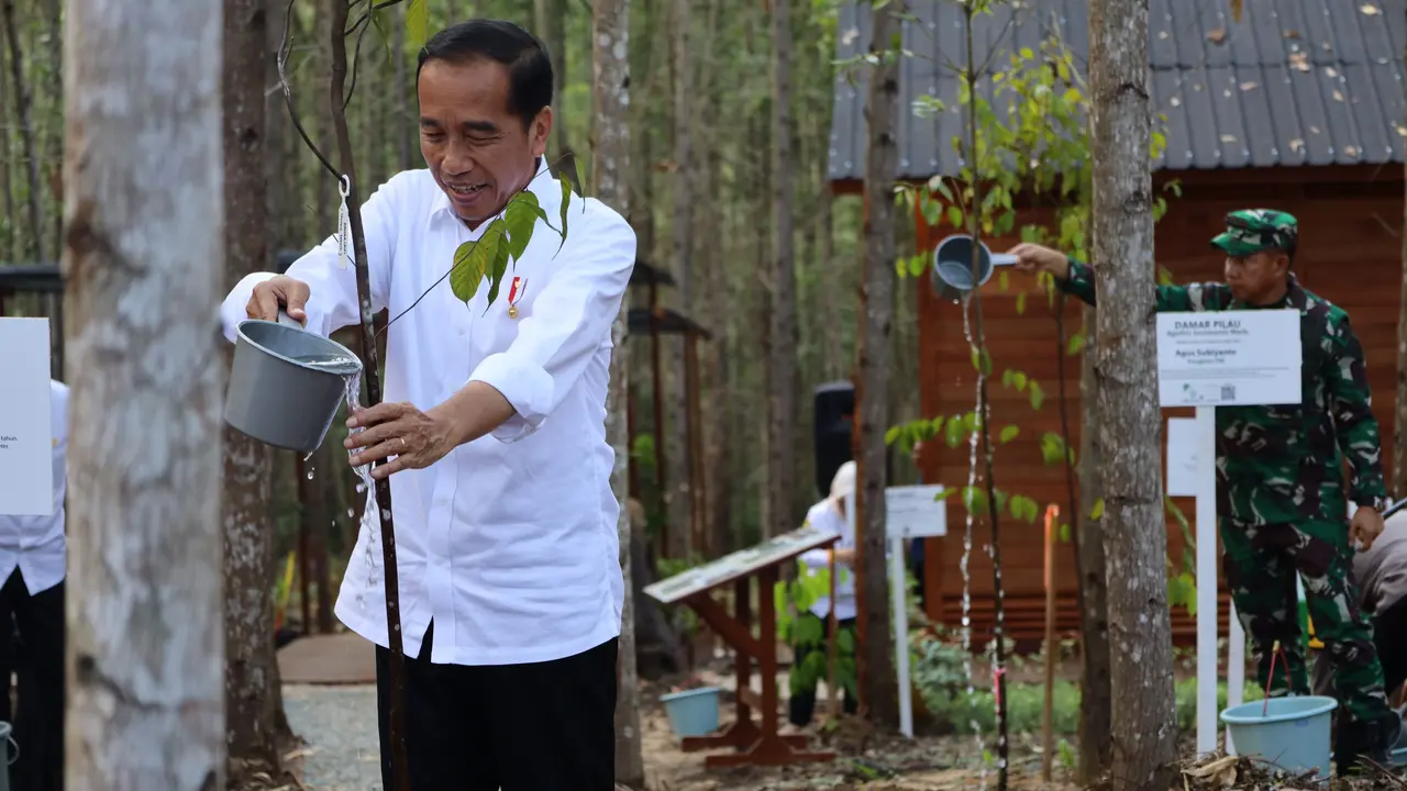 Jokowi.