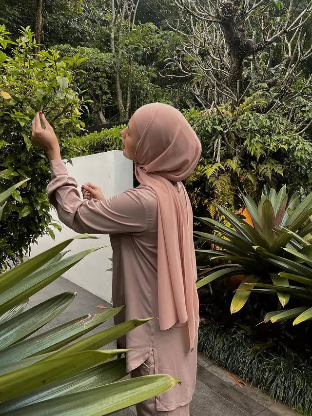 Pesona Kalem Paula Verhoeven dengan Busana Berhijab Soft Pink, Tampil Stylish Hanya dengan Satu Warna