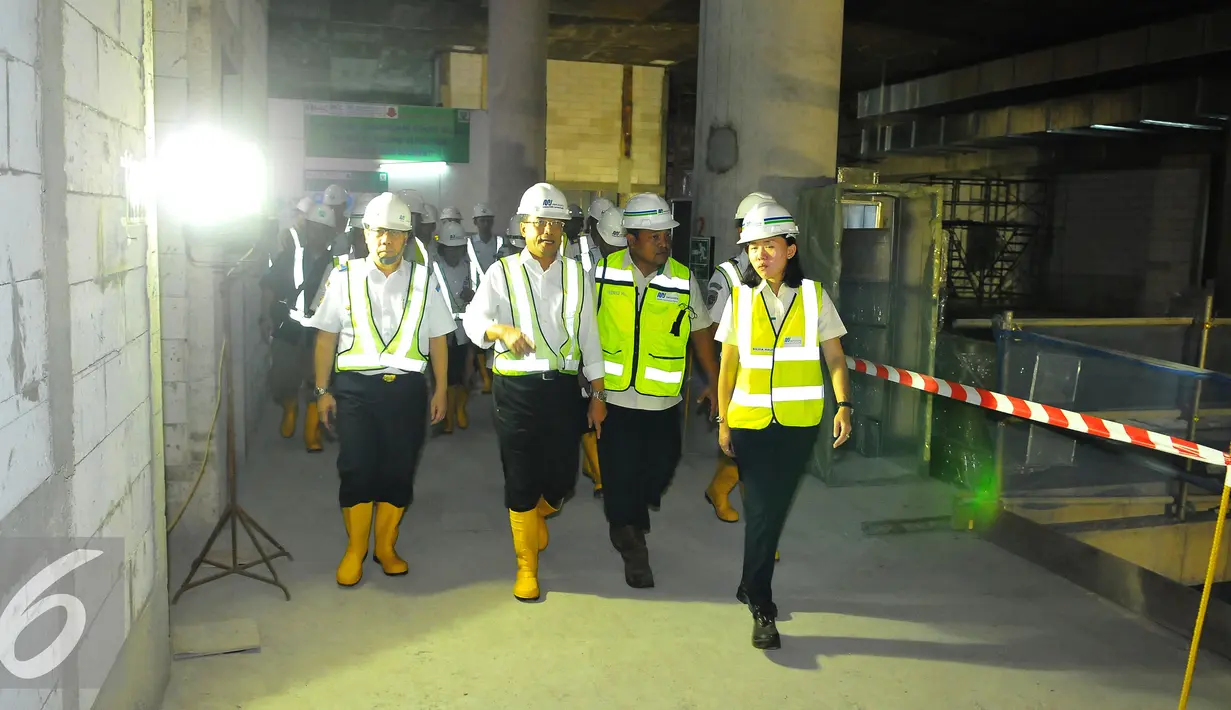 Menteri Perhubungan Budi Karya menyusuri proyek MRT di Bundaran HI, Jakarta, Rabu (14/12). Budi berpesan kepada tim pengembang agar penyelesaian proyek itu dilakukan secara profesional. (Liputan6.com/Angga Yuniar)