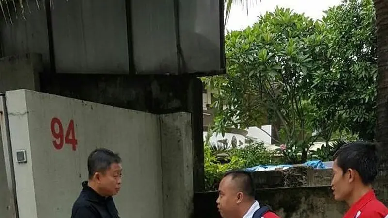 Menteri ESDM Ignasius Jonan membeli motor listrik Viar. (Dok. Kementerian ESDM)