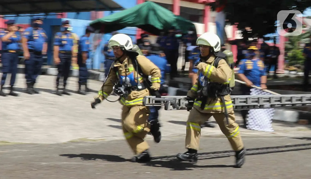 Peserta lomba Jakarta Fire and Rescue Competition 2022 di Pusdiklat Gulkarmat, Ciracas, Jakarta Timur, Senin (21/3/2022). Lomba tersebut diikuti oleh Dinas Penanggulangan Kebakaran dan Penyelamatan (Gulkarmat) sektor DKI Jakarta yang digelar 21 hingga 25 Maret 2022. (Liputan6.com/Herman Zakharia)