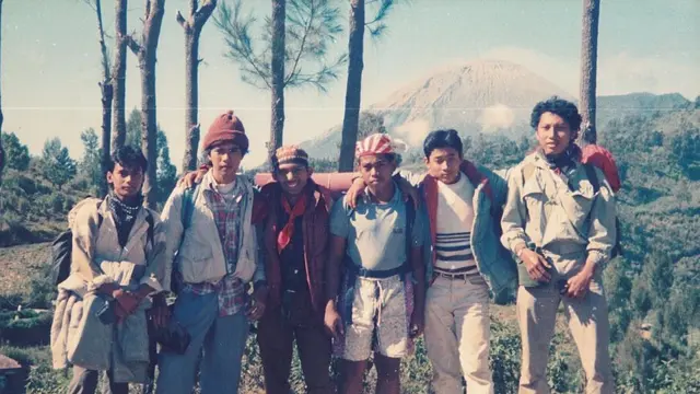 6 Potret Lawas Ahmad Dhani Naik Gunung 30 Tahun Lalu, Disebut Mirip El Rumi