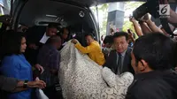 Ketua DPR, Setya Novanto saat tiba di RS Cipto Mangunkusumo, Jakarta (17/11). Usai menerima perawatan di RS Medika Permata Hijau, Setnov dipindahkan RS Cipto Mangunkusumo. (Liputan6.com/Faizal Fanani)