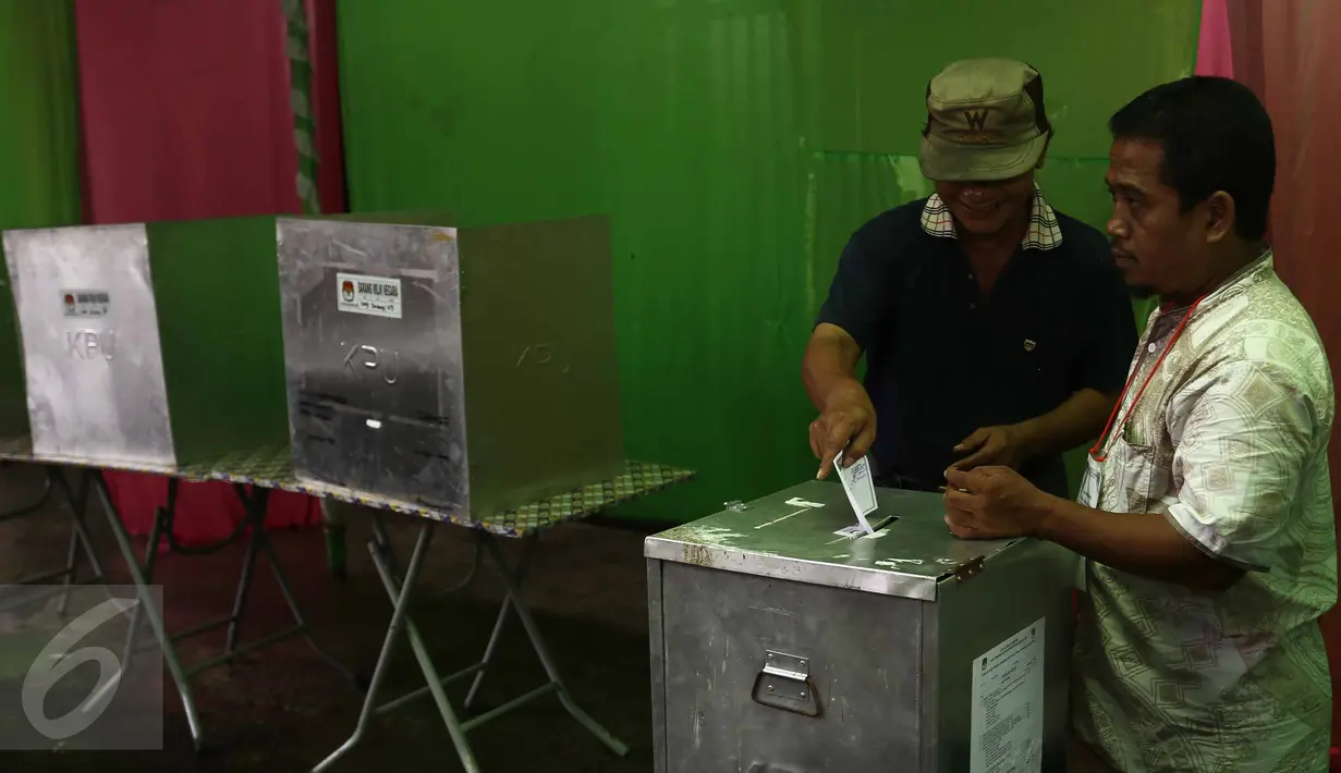 Warga memasukan surat suara usai pencoblosan ulang di TPS Utan Panjang, Jakarta, Minggu (19/2). Kelimanya diduga menggunakan formulir C6 yang bukan miliknya untuk memilih pasangan Cawagub DKI Jakarta. (Liputan6.com/Faizal Fanani)