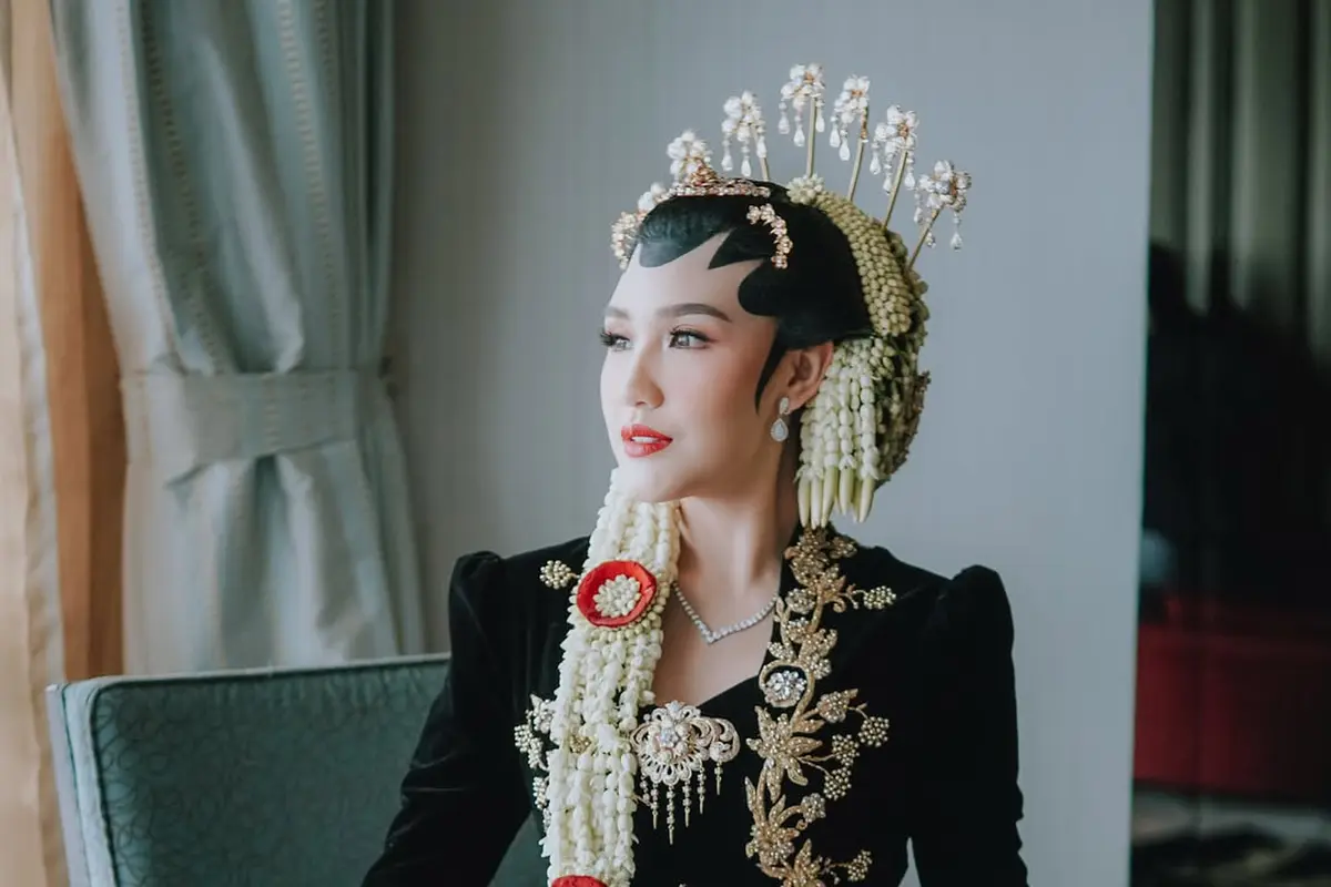 Baju Adat Jawa Beludru Luna Shabrina