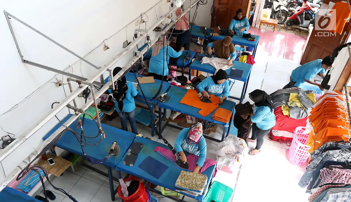 Pekerja tengah menyetrika pakaian yang menggunakan energi dari gas alam (Compressed Natural Gas/CNG) PGN di Bogor Laundry, Bogor, Kamis (28/9). (Liputan6.com/Angga Yuniar)