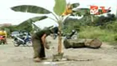 Ratusan warga Serang Timur, Banten, memblokade jalan penghubung Serang-Lebak dan Tangerang. Mereka kesal karena Dinas PU tidak serius memperbaiki ruas jalan tersebut. 