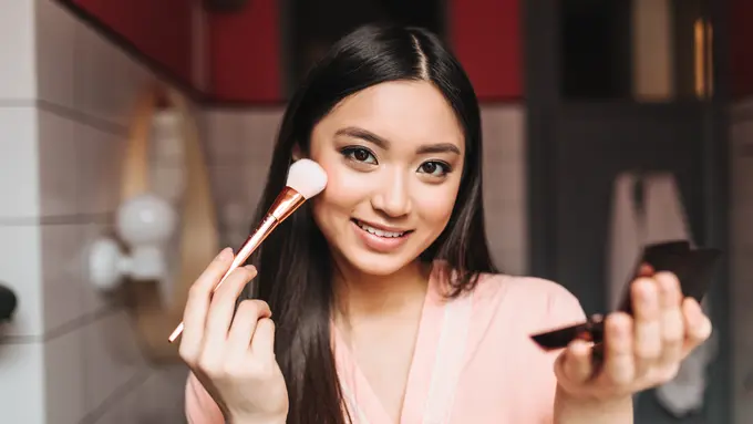 Anti Wajah Abu-abu, Begini 3 Tips Memilih Bedak yang Sesuai Warna Kulit