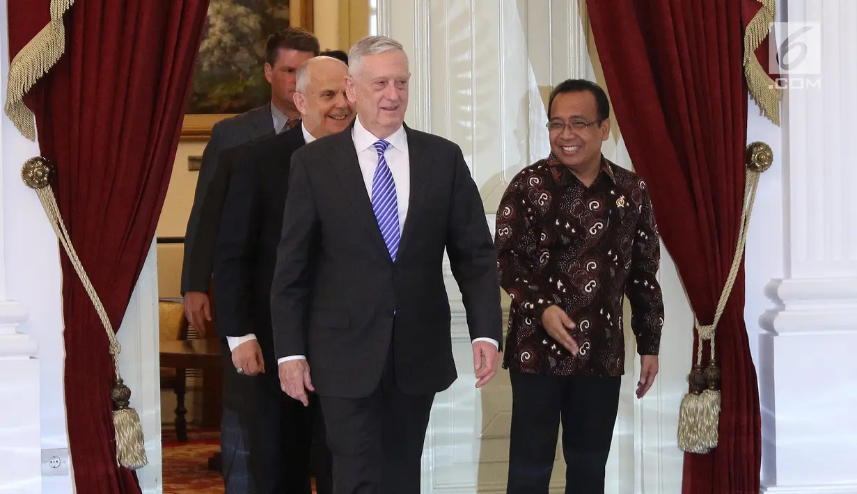 Menteri Pertahanan (Menhan) Amerika Serikat (AS) James Mattis (kiri depan) berjalan saat akan bertemu Presiden Jokowi di Istana Merdeka, Jakarta, Selasa (23/1).  Pertemuan membahas sejumlah isu. (Liputan6.com/Angga Yuniar)