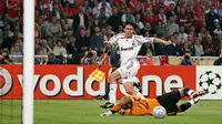 Filippo Inzaghi membobol gawang Pepe Reina pada laga final Liga Champions 2007.