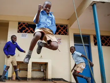 Para siswa bercanda dan bermain di Sekolah Dasar Olympic di Kibera, salah satu daerah termiskin di ibu kota Nairobi, Kenya, Senin (12/10/2020). Kenya membuka kembali sebagian sekolah pada Senin 10 Oktober, setelah ditutup sejak Maret lalu akibat pandemi corona COVID-19. (AP Photo/Brian Inganga)