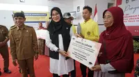 Bupati Banyuwangi, Ipuk Fiestiandani dalam kegiatan program Bunga Desa (Bupati Ngantor di Desa), Selasa (3/9/2024). (Foto: Istimewa)