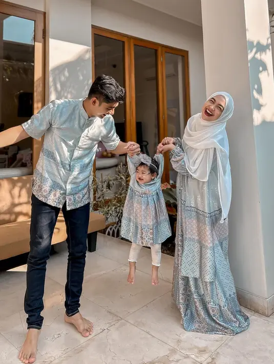 Bersama keluarga kecilnya, Ria Ricis justru pilih kenakan gamis satin berwarna pastel [@riaricis1795]