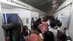 Sejumlah calon pelamar kerja mencari informasi di salah satu stand "Job Fair Tangsel 2018" di BSD, Kamis  (19/7). Job Fair ini diselengarakan Dinas Ketenagakerjaan (Disnaker) pemerintah kota Tangerang Selatan (Tangsel). (Merdeka.com/Arie Basuki)