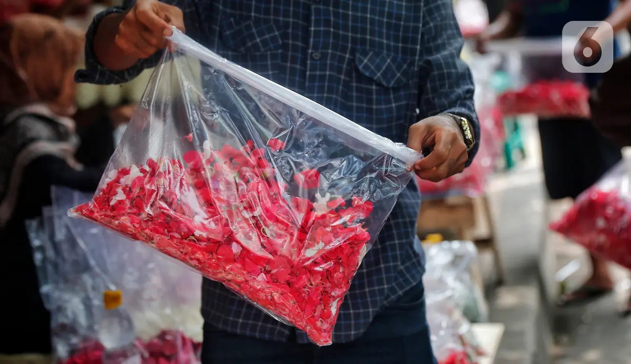 Jenis bunga yang dijual juga cukup variatif, mulai jenis kenanga, mawar, bunga kertas, hingga irisan daun pandan yang memiliki aroma sangat wangi. (Liputan6.com/Angga Yuniar)