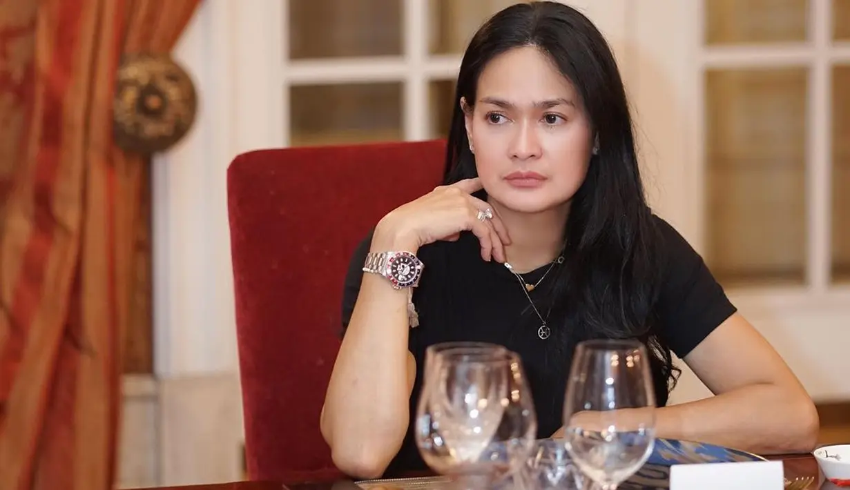 Rambutnya yang panjang dan hitam, serta bentuk tubuh yang dimiliki Donna pun masih seperti anak muda. Bahkan tak jarang menjadi inspirasi perempuan lainnya. (Instagram/donnaharunofficial)