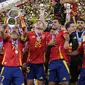 Selebrasi para pemain Timnas Spanyol, Alvaro Morata (tengah) dkk merayakan gelar juara Euro 2024 setelah mengalahkan Timnas Inggris 2-1 pada laga final di Olympiastadion, Berlin, Jerman, Minggu (14/7/2024). (AP Photo/Frank Augstein)