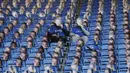 Suporter Leicester memakai topeng dengan rupa wajah Jamie Vardy saat menyaksikan laga Premier League melawan Everton di Stadion King Power, Inggris, Selasa (27/12/2016). Kehadiran topeng ini sebagai bentuk protes terhadap FA. (Reuters/Carl Recine)