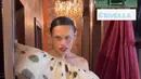 Celebrity Stylist Wanda Hara bergaya ala Cruella mengenakan off shoulder dress motif polkadot. [@zaskiasungkar15]