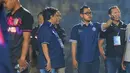 Presiden Arema, Gilang Widya Pramana saat berkeliling menyapa Aremania ditemani jajaran manajemen pada partai ujicoba versus Rans. (Iwan Setiawan/Bola.com)