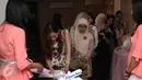 Bloggers ketika melakukan registaris women's talk launching ovale bedak dingin di beranda kitchen, Jakarta, Jumat (27/11). Ovale meluncurkan produk terbarunya yakni Ovale Bedak Dingin Whitening dengan Ekstrak Mutiara. (Liputan6.com/Herman Zakharia)
