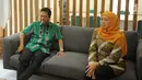 Calon Gubernur Jawa Timur Khofifah Indar Parawansa (kanan) berbincang dengan Ketum PPP Romahurmuziy (kiri) di Kantor DPP PPP, Jakarta, Senin (9/7). Khofifah mendapat ucapan selamat atas kemenangannya di Pilkada Jatim. (Merdeka.com/Arie Basuki)