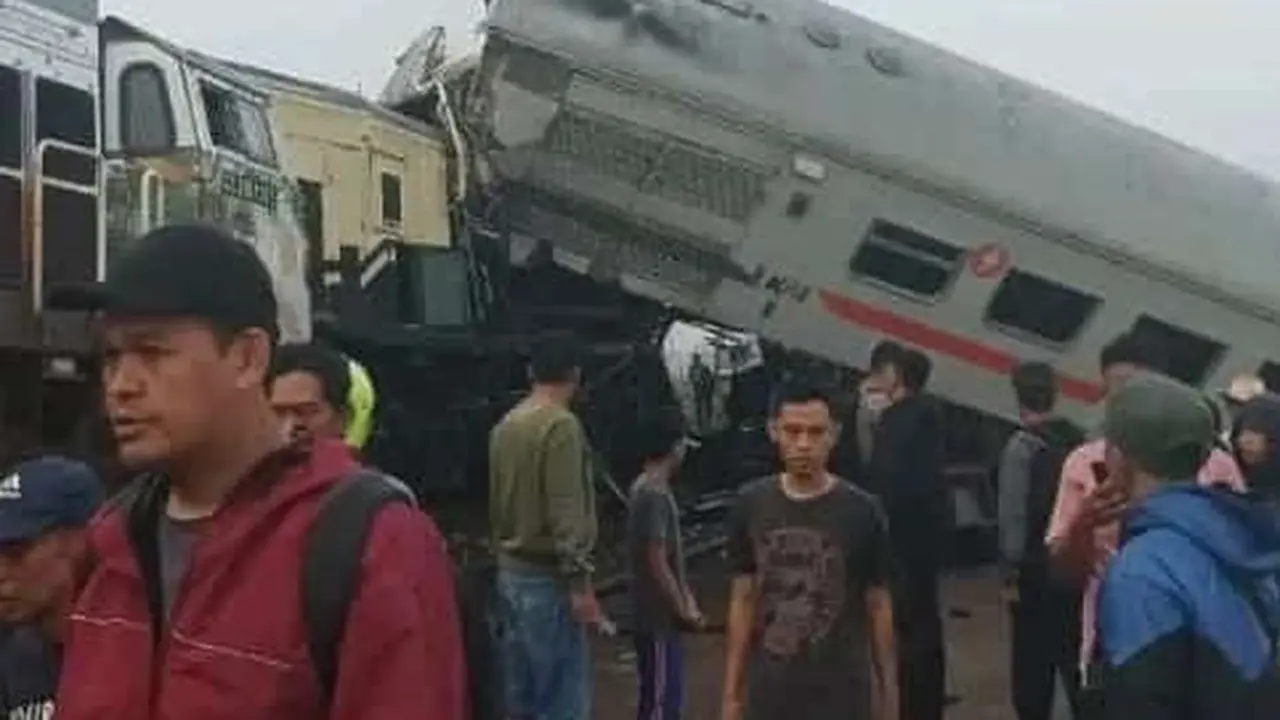 Tabrakan KA Turangga dengan Bandung Raya di Bandung. (Istimewa)