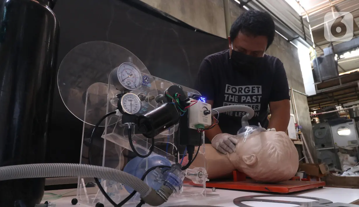 Anton Agusta melakukan uji coba ventilator buatannya di Bengkel Industri UMKM Agusta, Cidodol, Kebayoran Lama, Jakarta Selatan, Selasa (14/4/2020). Agusta berharap Kementerian Kesehatan RI dapat menguji coba ventilator buatannya agar bisa diproduksi untuk pasien COVID-19. (Liputan6.com/Angga Yuniar)