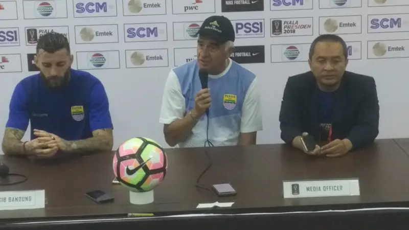 Roberto Carlos Mario Gomez memberikan keterangan kepada media