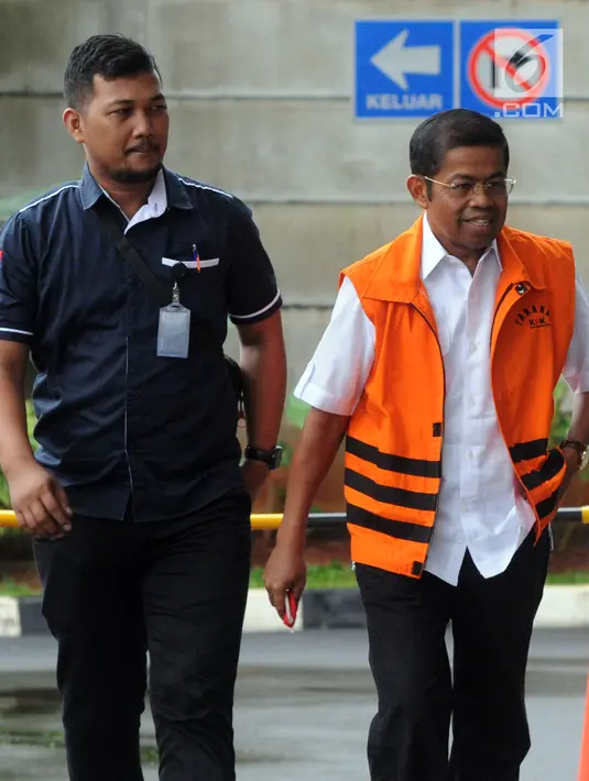 Mantan Menteri Sosial Idrus Marham (kanan) tiba di Gedung KPK, Jakarta, Rabu (29/11). Idrus diperiksa sebagai tersangka terkait dugaan menerima suap Rp 4,8 miliar proyek PLTU Riau-1. (Merdeka.com/Dwi Narwoko)