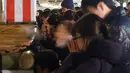 Sejumlah jemaah memanjatkan doa di Kuil Yushima Tenjin di Tokyo, Jepang (1/1). Jepang merayakan dimulainya tahun 2018, Tahun Anjing dalam zodiak Asia. (AP Photo / Eugene Hoshiko)
