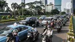 Arus kendaraan saat melintas di Jalan Jenderal Sudirman, Jakarta, Selasa (4/1/2022). Keputusan peningkatan status PPKM Jakarta tertuang dalam Instruksi Menteri Dalam Negeri (Inmendagri) Nomor 1 Tahun 2022 tentang PPKM Level 3, 2 dan 1 di wilayah Jawa dan Bali. (merdeka.com/Iqbal S. Nugroho)