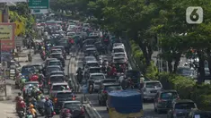 Kendaraan melintas di Jalan Margonda Raya Depok, Jawa Barat, Sabtu (25/9/2021). Pemerintah Kota Depok dan Polres Metro Depok berencana menerapkan kebijakan ganjil-genap di Jalan Margonda Raya yang terfokus di ruas Jalan Margonda sebelum flyover UI sampai simpang Ramanda. (merdeka.com/Imam Buhori)