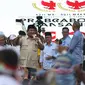 Capres nomor urut 02, Prabowo Subianto saat berorasi di depan pendukungnya di area Stadion Pakansari, Kab Bogor, Jumat (29/3). Kampanye terbuka itu dihadiri sejumlah tokoh partai politik yang tergabung dalam Koalisi Indonesia Adil Makmur. (Liputan6.com/Helmi Fithriansyah)