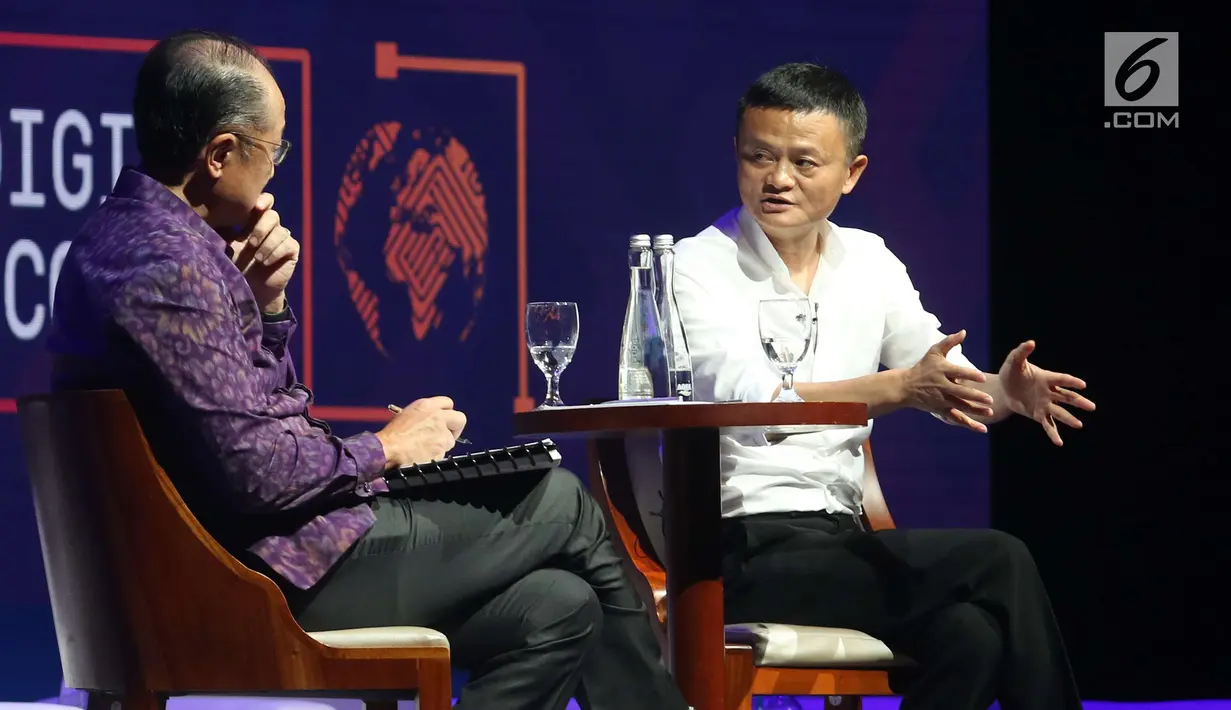 Presiden Bank Dunia Jim Yong kim bersama Pendiri Alibaba Group Jack Ma dalam diskusi panel “Disrupting Development” Pertemuan IMF-Bank Dunia di Nusa Dua, Bali pada Jumat (12/10). (Liputan6.com/Angga Yuniar)