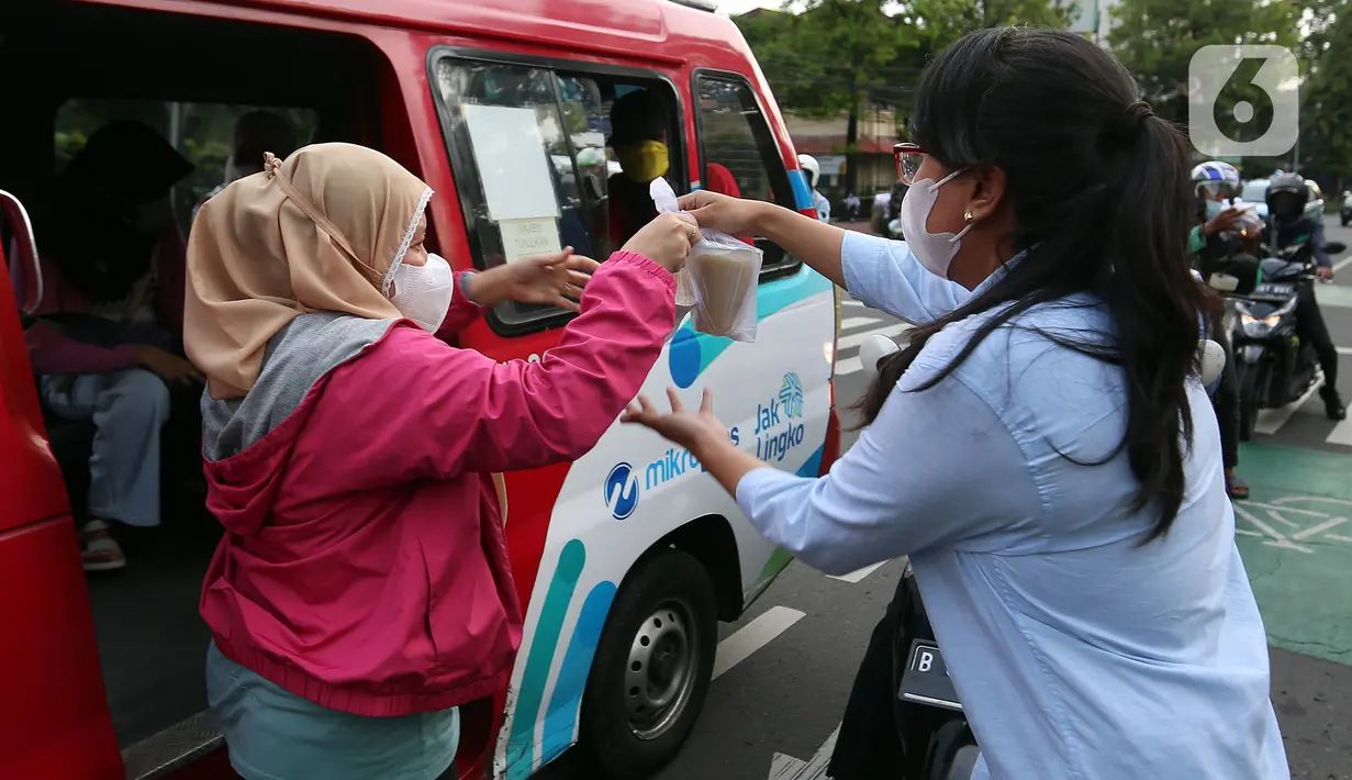 Jemaat membagikan takjil kepada masyarakat menjelang buka puasa di Gereja GPIB Effatha, Jakarta, Rabu (20/4/2022). Momen menjelang buka puasa Ramadhan digunakan jemaat GPIB Effatha berbagi takjil gratis untuk kaum Muslimin di Jalan Melawai, tepatnya di depan gereja itu. (Liputan6.com/Johan Tallo)