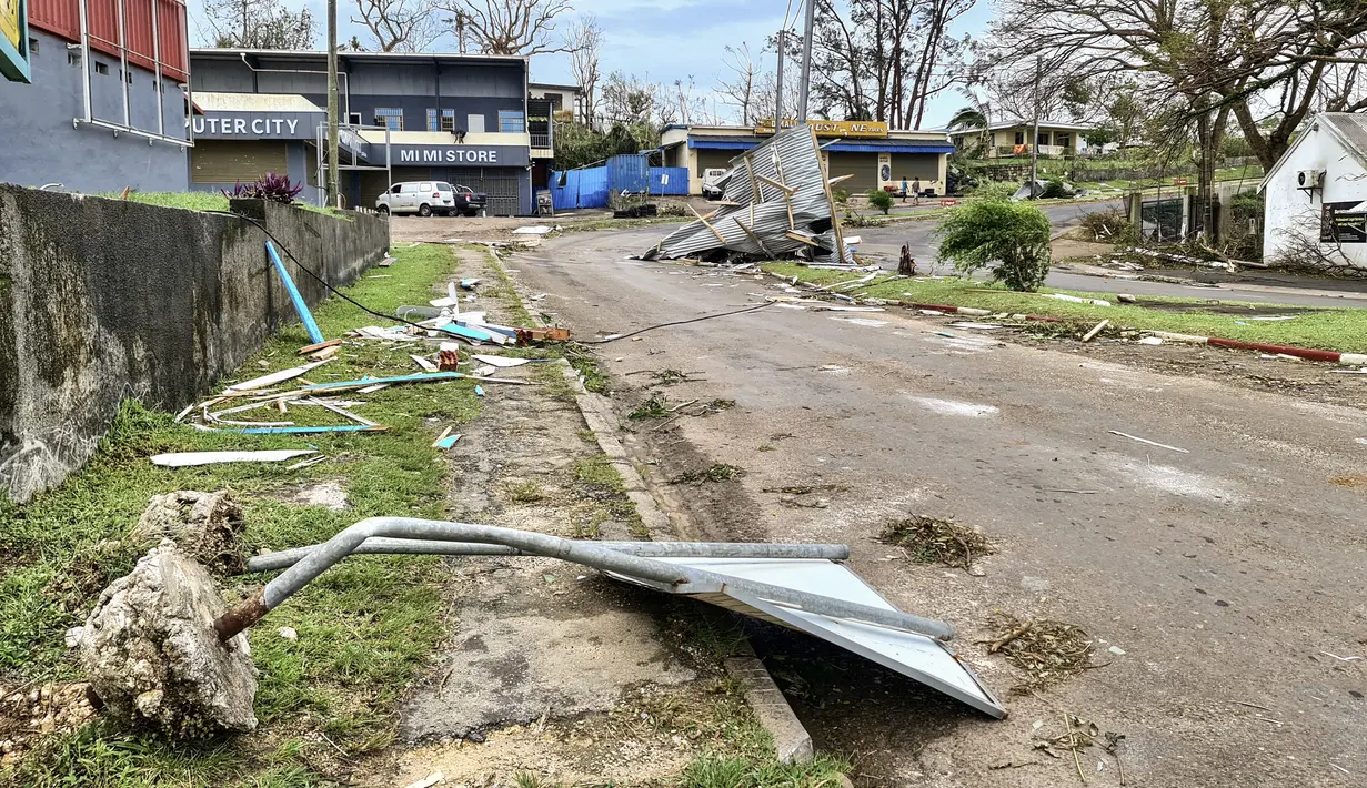 Gambar selebaran ini diambil dan dirilis pada 4 Maret 2023 oleh Jean-Baptiste Jeangène Vilmer, Duta Besar Prancis untuk Vanuatu dan Kepulauan Solomon, menunjukkan puing-puing di jalan di Port Vila. Gempa magnitudo 6,5 mengguncang negara itu pada Jumat (3/3/2023), sehari setelah Topan Judy melanda. Badai kategori empat itu memicu kerusakan dan banjir di seluruh negeri.  (Jean-Baptiste Jeangène Vilmer / FRENCH EMBASSY VANUATU / AFP)
