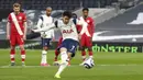 Penyerang Tottenham Hotspur, Son Heung-min, melepaskan tendangan penalti saat melawan Southampton pada laga Liga Inggris di London, Rabu (21/4/2021). Tottenham menang dengan skor 2-1. (Clive Rose/Pool via AP)