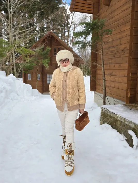 Kali ini, Syahrini tidak menjinjing tas Hermes yang menjadi tas kesayangannya. Namun tetap dengan nuansa berbulu yang senada [@princessyahrini]