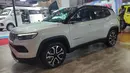 Sisi samping dari Jeep Compass memiliki desain yang tegas. Mobil ini memiliki bentuk fender yang tidak membulat dan juga garis hitam pada bagian bawah bodi yang ditarik dari bemper depan hingga bemper belakang yang memberikan kesan tangguh.