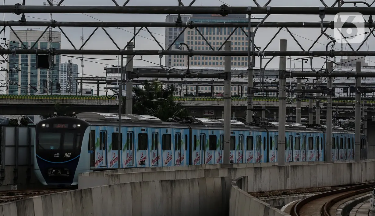 Rangkaian kereta Moda Raya Terpadu (MRT) melintas di Stasiun MRT, kawasan Jakarta, Senin (15/2/2021). PT MRT Jakarta (Perseroda) menargetkan jumlah pengguna jasa layanan MRT Jakarta mencapai 65 ribu orang per hari untuk tahun 2021. (Liputan6.com/Johan Tallo)