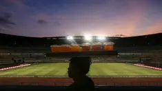 Seorang pedagang minuman melintas di tribun Stadion Utama Gelora Bandung Lautan Api (GBLA) menjelang laga pekan ketiga BRI Liga 1 2023/2024 antara Persib Bandung melawan Dewa United pada Jumat (14/07/2023). (Bola.com/Bagaskara Lazuardi)