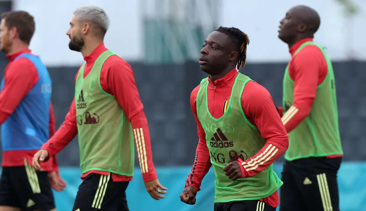 Jeremy Doku. Doku merupakan bahasa gaul dari kata uang. Jeremy Doku (dua kanan) yang masih berumur 19 tahun merupakan satu-satunya pemain muda Timnas Belgia yang dibawa Roberto Martinez ke ajang Euro 2020. (Foto: AFP/Francois Walschaerts)