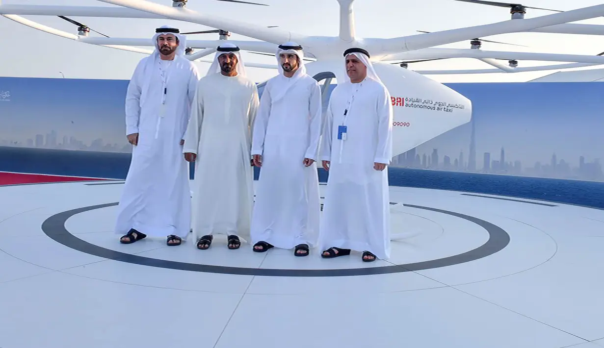 Putra Mahkota Shaikh Hamdan Bin Mohammed bin Rashid Al Maktoum menyaksikan uji coba drone yang akan dioperasikan sebagai taksi terbang di Dubai, Uni Emirat Arab, Senin (25/9). Taksi terbang ini dikembangkan perusahaan drone Volocopter. (Handout/WAM/AFP)