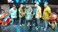 Menperin, Airlangga Hartarto mencoba kendaraan saat pembukaan Indonesia Motorcycle Show (IMOS) 2016 di JCC, Senayan, Jakarta, Rabu (2/11). IMOS 2016 terdiri dari 5 perusahaan motor anggota Asosiasi Industri Sepeda Motor (AISI). (Liputan6.com/Angga Yuniar)