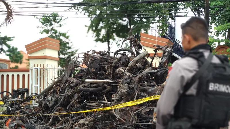 Tumpukan kendaraan yang hancur diterjang bom Surabaya (Merdeka.com/Ahda Bayhaqi)